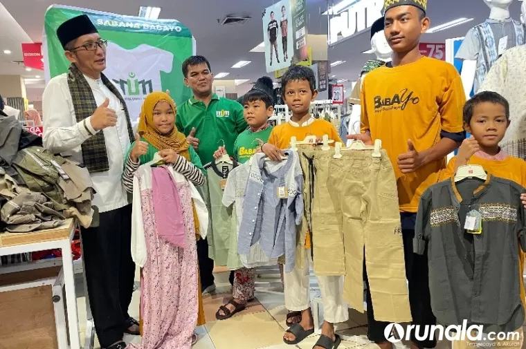 Wali Kota Padang, Hendri Septa bersama anak-anak yatim dalam program BABAYO Lazis MUM Padang, Sabtu (6/4). (Dok : Istimewa)