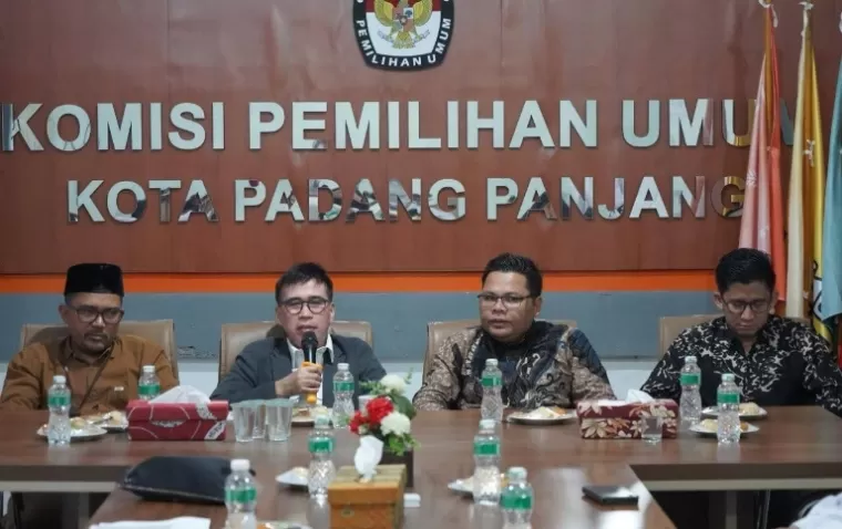 Anggota DPD RI Alirman Sori saat mengunjungi KPU Kota Padangpanjang saat kunker ke daerah, Senin (22/4/2024). (Dok : Kantor Sekjen DPD RI Perwakilan Sumbar)