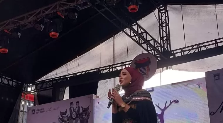 Artis Minang Fauzana tampil memukau di hadapan ribuan warga saat penutupan Festival Rakyat Muaro Padang, Minggu (21/4/2024). Facebook/Diskominfo Kota Padang