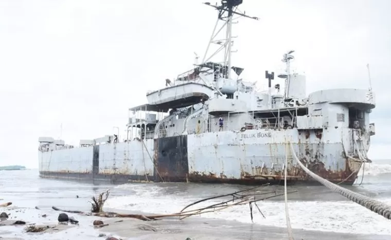 Penampakan Eks KRI Teluk Bone 511 yang menepi di pantai di kawasan wisata Talao Pauh, Kota Pariaman. (Dok : Istimewa)