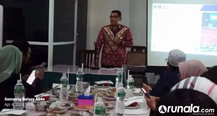 Kepala Dinas Perhubungan Sumbar, Dedi Diantolani jelaskan arus mudik Lebaran 2024 di Sumbar kepada wartawan ketika jumpa pres di Padang, Kamis siang (4/4). (Foto : Arunala.com)