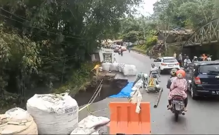 Kondisi badan jalan di Kelok Hantu, Aia Angek makin bertambah lebar pada Sabtu (20/4/2024). (Dok : Istimewa)