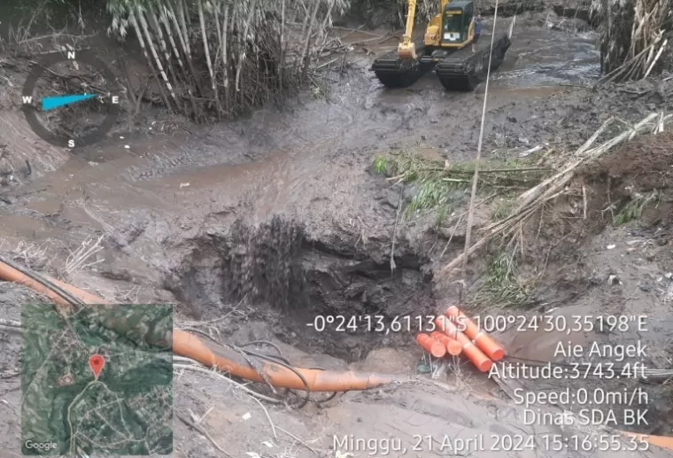 Proses pembersihan sumbatan pada aliran sungai di Kelok Hantu yang dilakukan Balai Jalan bersama Balai Sungai dan Dinas PSDA Sumbar. (Dok : Istimewa)