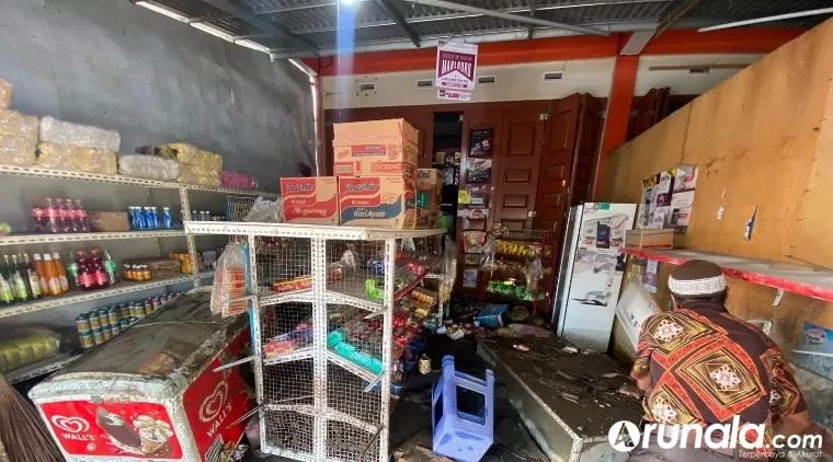 Warga Bukikbatabuah mulai membersihkan toko miliknya pascabanjir lahar dingin Gunung Merapi melanda wilayah tersebut, Sabtu (6/4). IST