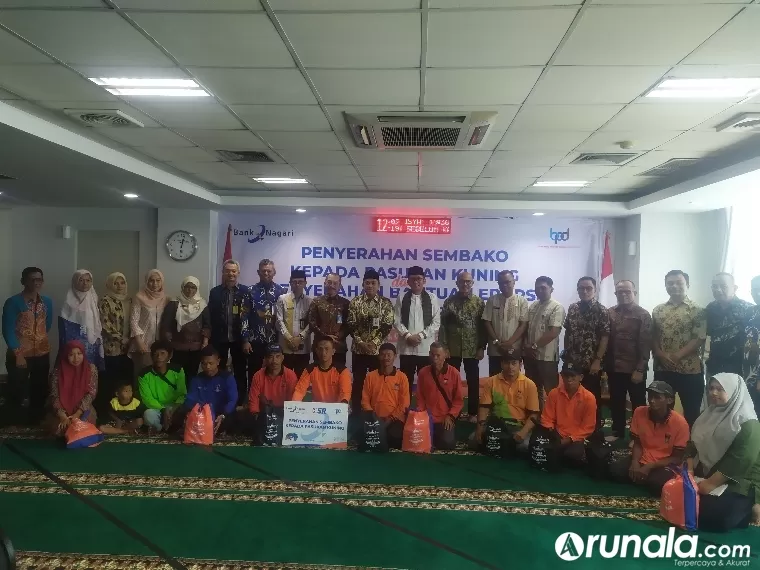 Pjs Direktur Utama Bank Nagari Gusti Candra, Komisaris Independen Manar Fuadi dan Edrizanof, Wali Kota Padang Hendri Septa dan Pemimpin Cabang serta Pemimpin Divisi bersama penerima paket sembako di lantai IV Kantor Pusat Bank Nagari, Kamis (3/4). IST