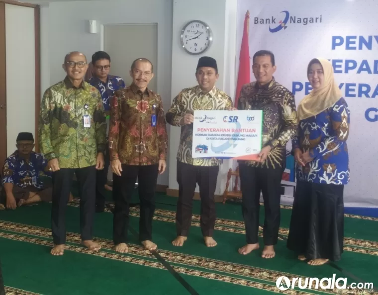 Pjs Direktur Utama Bank Nagari Gusti Candra menyerahkan bantuan korban dampak erupsi Gunung Marapi kepada Pjs Wali Kota Padangpanjang Sonny Budaya Putra di Aula Lantai IV Kantor Pusat Bank Nagari, Kamis (4/4).