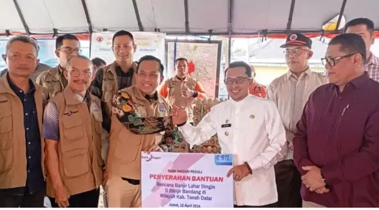 Pjs Dirut Bank Nagari Gusti Candra menyerahkan bantuan yang diterima Bupati Tanahdatar Eka Putra. Foto: Hamas Bank Nagari