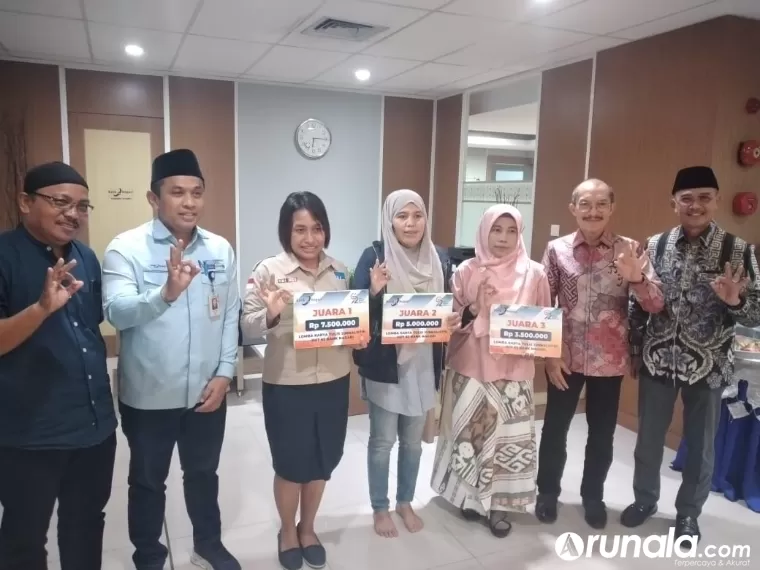 Pjs Direktur Utama Bank Nagari Gusti Candra, Komisaris Independen Manar Fuadi dan Edrizanof, Wakil Ketua PWI Sumbar Sawir Pribadi bersama pemuncak Lomba Karya Jurnalistik Bank Nagari usai penyerahan hadiah di Kantor Pusat Bank Nagari, Rabu (3/4). IST