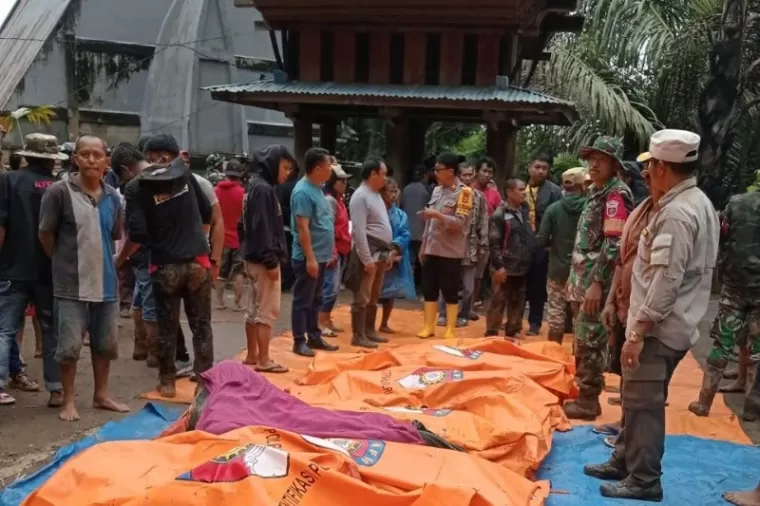 Tim gabungan akan mengevaluasi korban yang tewas akibat tertimpa longsoran di Kecamatan Makale, Tana Toraja, Sulsel, Minggu siang, 14 April 2024. (Dok : Istimewa)