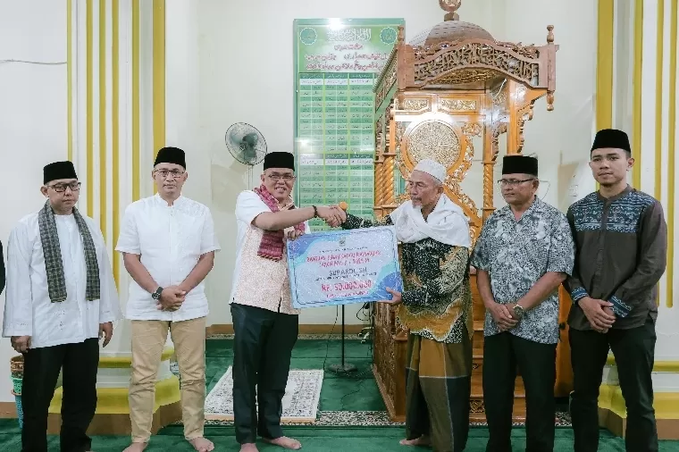 Ketua DPRD Sumbar, Supardi serahkan bantuan kepada pengurus Masjid Arsyad Nankodok Kelurahan Tigo Koto Dibaruah kota Payakumbuh, saat Safari Ramadhan, Jumat malam (29/3/2024). (Dok : Humas DPRD Sumbar)