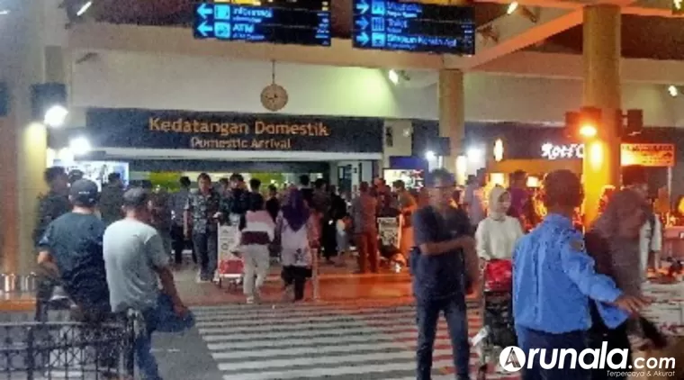 Para penumpang pesawat yang baru tiba di BIM terlihat cukup ramai, Rabu malam (3/4). (Foto : Arunala.com)