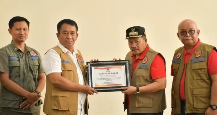 Deputi Penanganan Darurat Badan Nasional Penanggulangan Bencana (BNPB), Mayjen TNI Fajar Setiawan menyerahkan dana darurat siap pakai ke Bupati Agam Dr H Andri Warman. IST