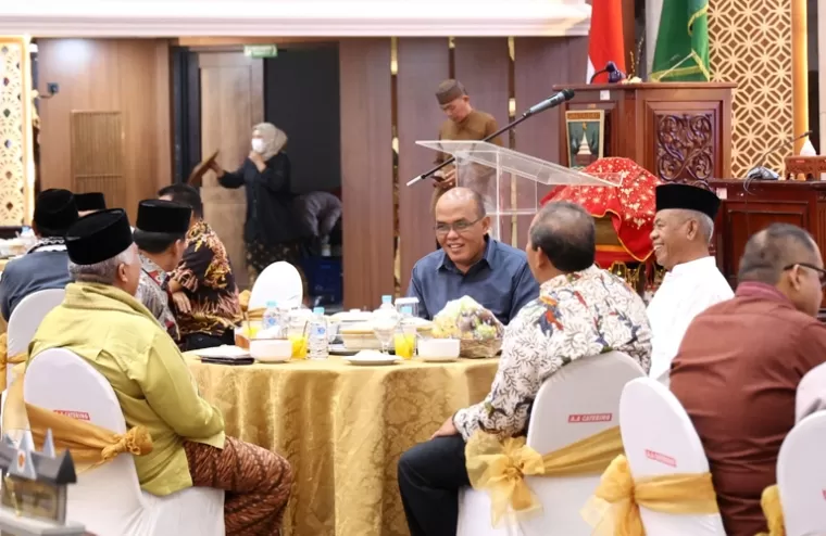 Ketua DPRD Sumbar Supardi bersama undangan jelang buka puasa bersama di DPRD Sumbar,  Jumat (5/4/2024). (Dok : Humas DPRD Sumbar)