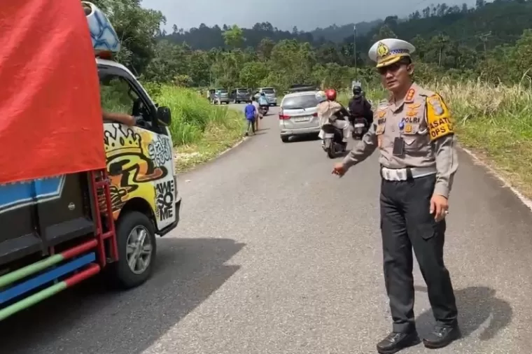 Dirlantas Polda Sumbar, Kombespol Dwi Nur Setiawan, turut mengatur pengendara pada rute one way kemarin. (Dok : Istimewa)