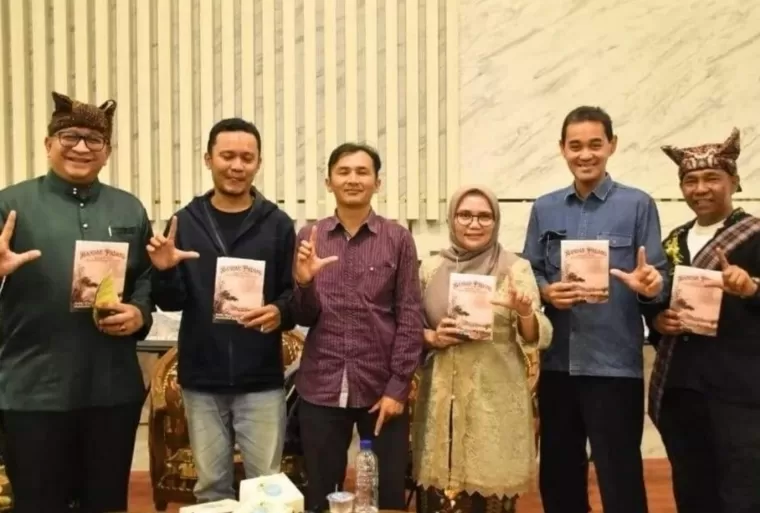 Sekko Padang Andree Harmadi Algamar bersama dua penulis buku Bandar Padang Deddy Arsya dan Muhammad Iqbal saat peluncuran buku di aula Museum Bank Indonesia, Sabtu, (20/4/2024). Facebook Humas Kota Padang