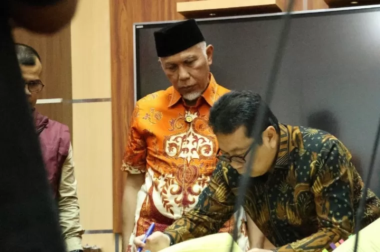 Gubernur Sumbar, Mahyeldi saksikan salah satu kepala daerah di Sumbar tandatangani komitmen mengatasi   permasalah sampah, di Padang,   Senin, 8 April 2024. (Dok : Istimewa)