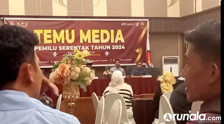 Komisioner KPU Sumbar, Jons Manedi paparkan proses tahapan pilkada serentak 2024 di Sumbar kepada wartawan dalam kegiatan temu media, Kamis sore (4/4). Foto : Arunala.com)