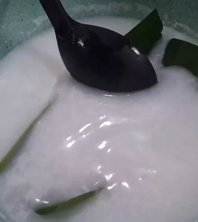 Pengadukan santan setelah dimasukkan daun pisang. Instagram/Indra.mci9