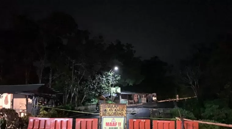 Jembatan yang menghubungkan ruas jalan di Tanjung, Kelurahan Ganting menuju RSUD Kota Padangpanjang terban, Senin (8/4/2024). Sehingga membuat akses jalan putus total. FB: Kominfo Padang Panjang