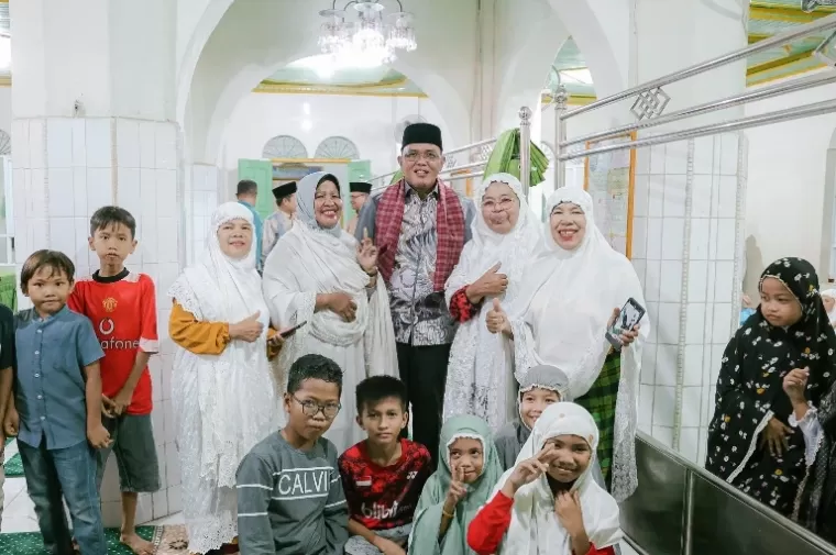 Ketua DPRD Sumbar, Supardi bersama warga di Makmur, Kelurahan Nunang, Kota Payakumbuh, Minggu malam (31/3/2024). (Dok : Humas DPRD Sumbar)