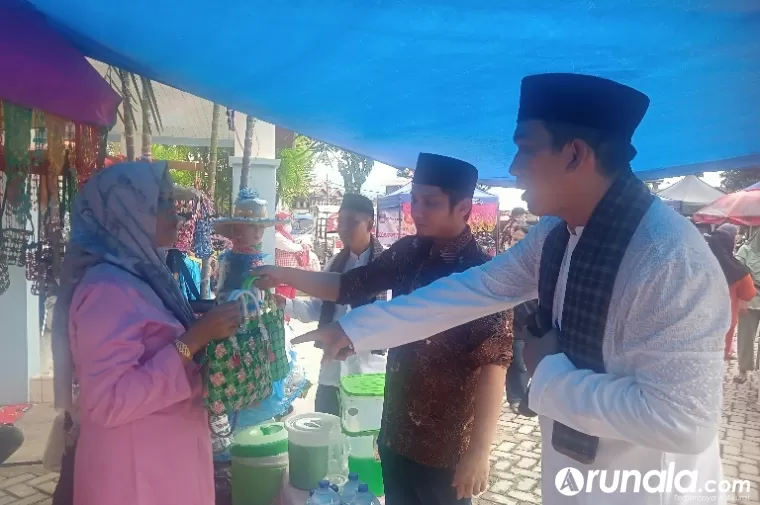 Ketua UMKM Kota Padang, Dean Asli Chaidir didampingi Camat Lubeg Andi Amir saat lakukan penilaian terhadap UMKM yang ada pada bazar UMKM di halaman kantor Camat Lubeg, Kamis (25/4/2024) kemarin. (Dok : Arunala.com)