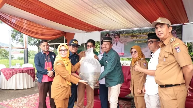 Kepala Dinas Kelautan dan Perikanan Sumbar Dr Ir Reti Wafda MTp menyerahkan benih ikan gariang kepada Pokmaswas KAN Aru, Selasa (23/4/2024). Turut menyaksikan Camat Lubukbegalung Andi Amir. IST