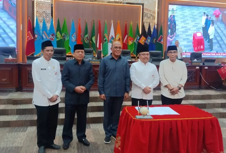 Ketua DPRD Sumbar Supardi bersama Sekprov Hansastri setelah penandatangai naskas pengesahan Perda Perhutanan Sosial, Jumat (5/4/2024). (Dok : Humas DPRD Sumbar)