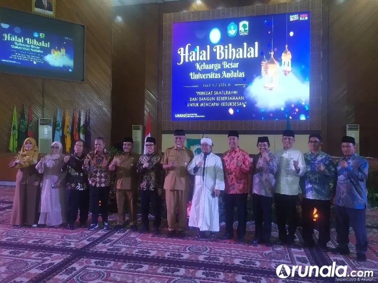 Gubernur Sumbar Mahyeldi Ansharullah, Rektor Unand Efa Yonnedi PhD MPPM Akt CA beserta wakil rektor, Sekprov Sumbar  Hansastri, MWA dan SAU Unand foto bersama saat Halal Bihalal Unand di Auditorium Unand, Selasa (16/4/2024). Arunala.com/Fajril