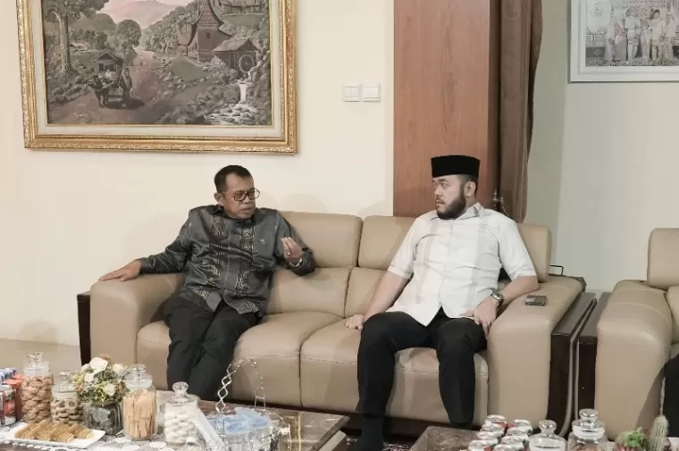 Pertemuan Ketua DPW Partai NasDem Sumbar, Fadly Amran dengan Rektor UNP, Prof Ganefri saat silaturahmi di rumah dinas rektor, Senin siang, 15 April 2024. (Foto : Tim Fadly Amran)