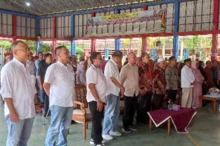 Para alumni SMA 3 Padang lintas angkatan gelar halal bihalal dan mubes di aula SMA tersebut, Minggu siang, 14 April 2024. (Dok : Istimewa)