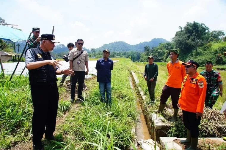 Gubernur Sumbar Mahyeldi didampingi Bupati Tanahdatar Eka Putra saat meninjau lokasi banjir bandang di Nagari Tabek Patah Kecamatan Salimpaung yang mengakibatkan jembatan dan lahan pertanian tergerus air. Foto: FB Prokopim Tanah Datar