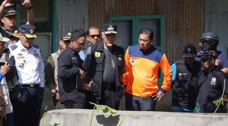 Gubernur Sumbar Mahyeldi Ansharullah didampingi Pj Wali Kota Padangpanjang Sonny Budaya Putra A P meninjau jembatan terban yang menghubungkan jalan dari Kelurahan Guguk Malintang ke Kelurahan Ganting, Selasa (9/4/2024). Foto: Kominfo Padang Panjang