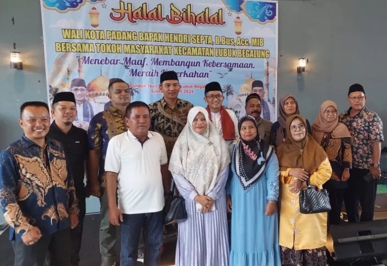 Wali Kota Padang, Hendri Septa bersama Camat Lubeg Andi Amir dan masyarakat saat halal bihalal, Sabtu siang (20/4/2024). (Foto : Arunala.com)