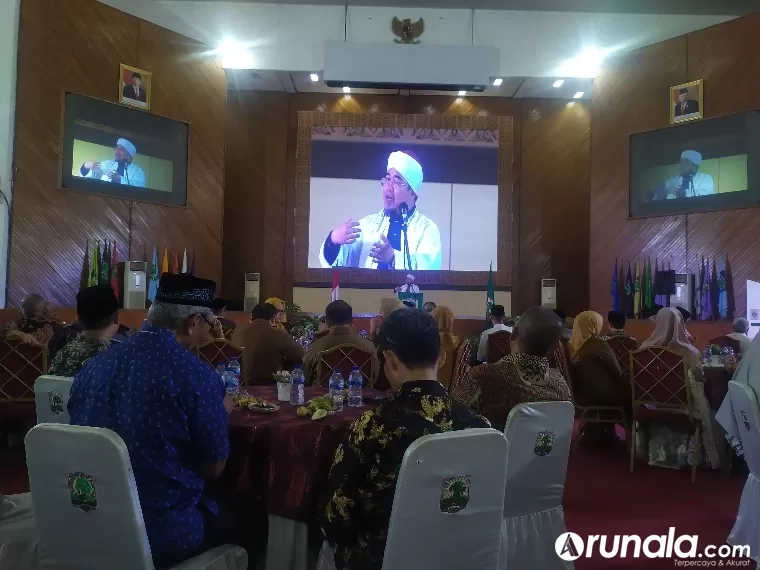 Ketua MUI Sumbar Dr Gusrizal Gazahar Lc MAg saat memberikan tausiah agama pada Halal Bihalal Universitas Andalas di Auditorium Unand, Selasa (16/4/2024). Arunala.com/Fajril
