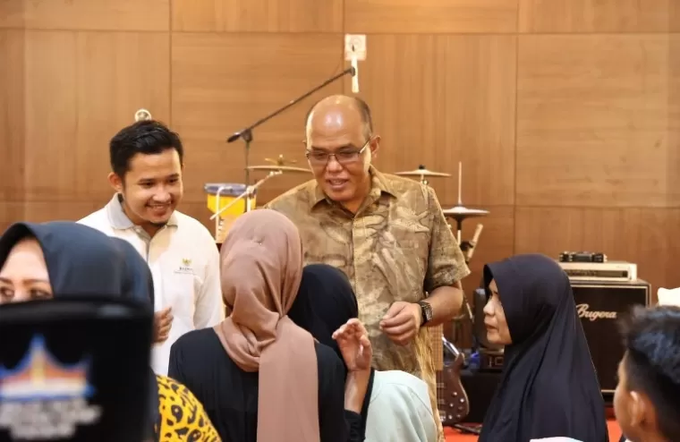 Ketua DPRD Sumbar, Supardi berikan santunan kepada anak-anak Seniman Kota Padang, Sabtu (6/4/2024). (Dok : Humas DPRD Sumbar)