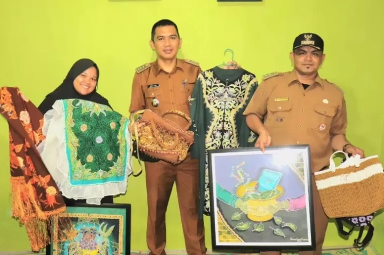 Camat Lubeg, Kota Padang, Andi Amir bersama Hanum yang menghasilkan kreasi Batik Tulis yang dibuatnya, Senin (22/4/2024). (Dok : Istimewa)