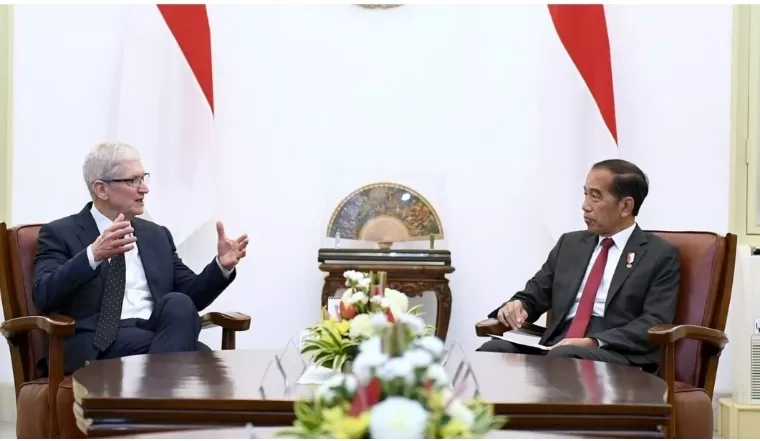 Presiden Joko Widodo menerima delegasi Apple di Istana Merdeka, Jakarta, pada Rabu (17/4/2024). BPMI Setpres