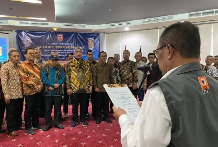 Dosen Unand, Insannul Kamil (nomor 4 kiri depan) dilantik jadi Ketum BKP PII bersama kepengurusannya oleh Sekjen Sekjen PII Ir Bambang Goeritno, di Jakarta, Selasa (23/4/2024) kemarin. (Dok : Istimewa)