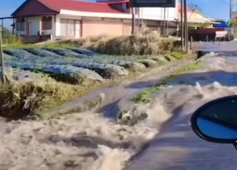 Kondisi jalan penghubung di Aia Angek yang kembali digenangi air, Sabtu, 13 April 2024. (Dok : Istimewa)