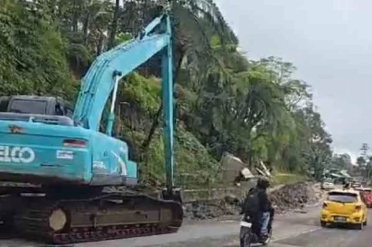 Ruas jalan nasional tepatnya di Lubuk Hantu Nagari Aia Angek Kecamatan X Koto, Kabupaten Tanahdatar, sudah bisa dilewati kendaraan dengan normal. (Dok : Istimewa)