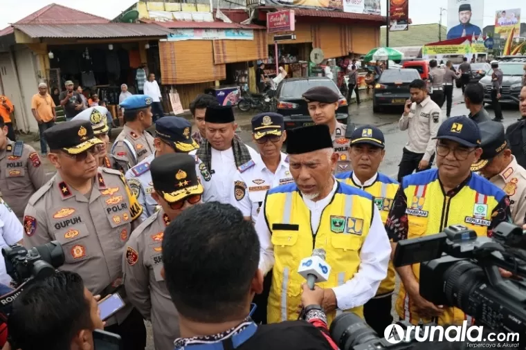 Gubernur Sumbar Mahyeldi Ansharullah bersama pihak terkait saat tinjuan uji coba jalur One Way Padang-Bukittinggi untuk libur Lebaran 2024 di Padang Pariaman, Jumat (5/4). (Dok : Istimewa)