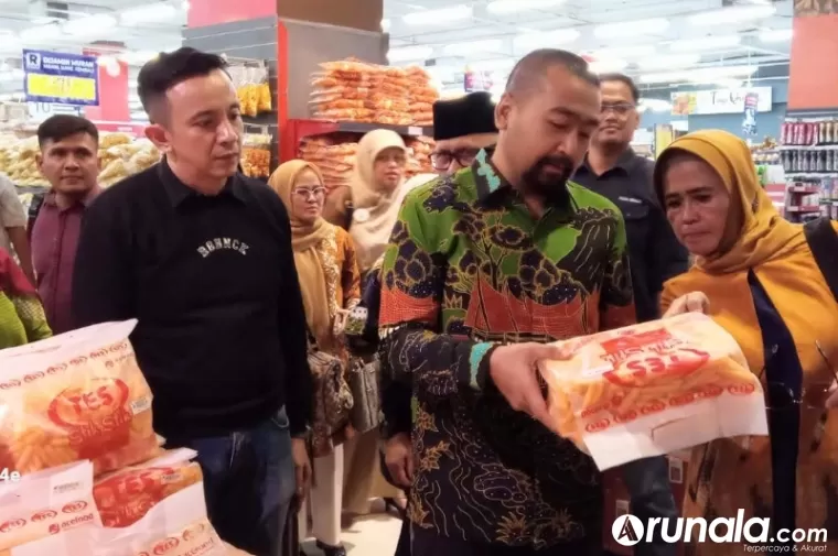 Wagub Sumbar, Audy Joinaldy bersama BPOM Padang lakukan pengecekan isi parsel di salah satu pusat belanja jelang Idul Fitri di Padang, Kamis siang (4/4). (Foto : Arunala.com)