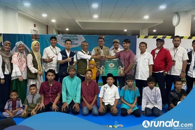 EGM PT AP II KC BIM Bapak Indrawansyah bersama staf dan anak yatim piatu seusai serahkan santunan di terminal bandara, Selasa (2/4) kemarin. (Dok : Istimewa)