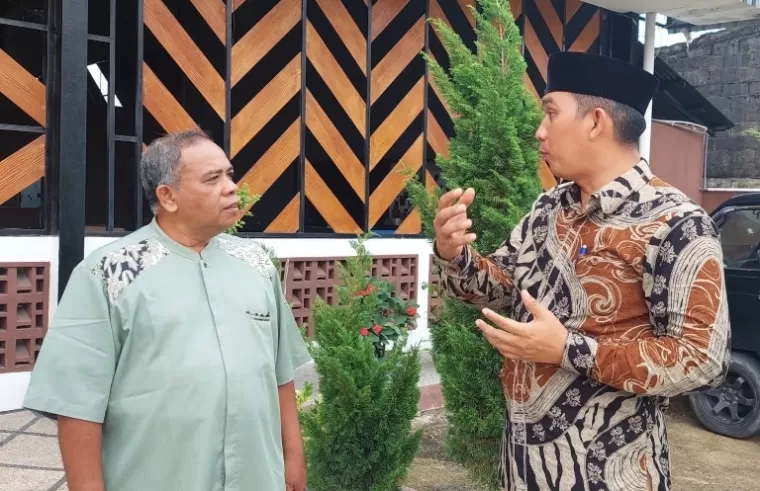 Camat Lubeg, Kota Padang, Nofiandi Amir akrab dipanggil Andi Amir, bersama salah seorang tokoh masyarakat Koto Baru di sela sela acara Halal Bihalal, Sabtu (20/4/2024). (Foto : Arunala.com)