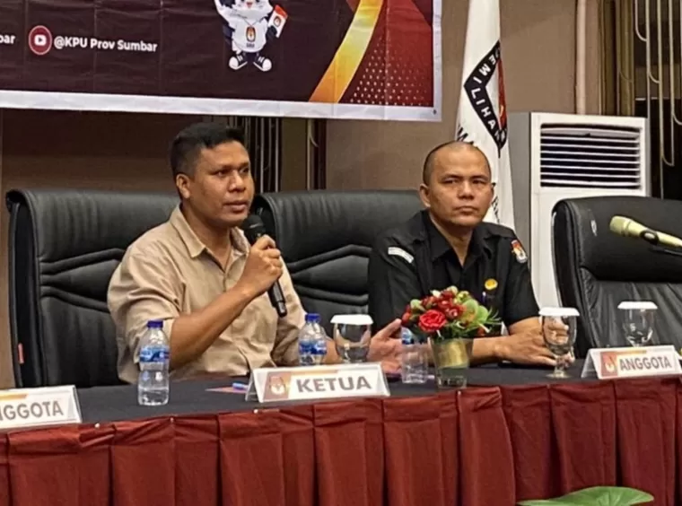 Komisioner KPU Sumbar Jons Manedi. (Dok : KPU Sumbar)