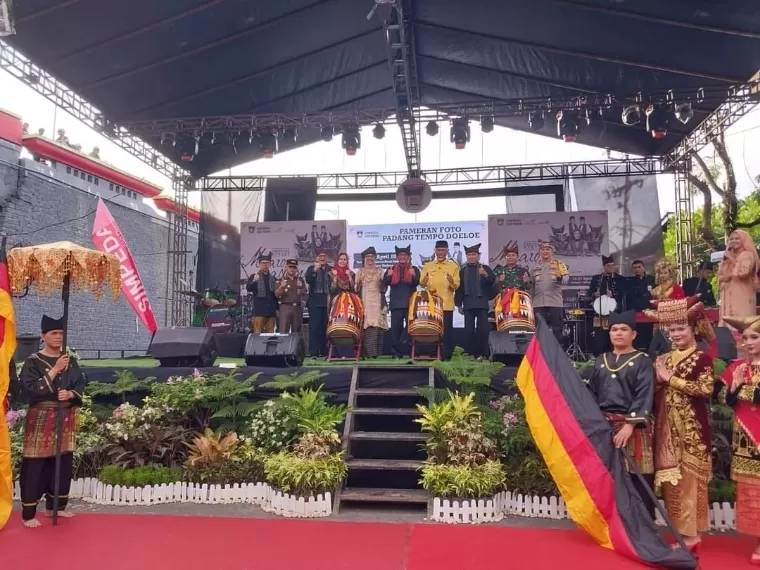 Gubernur Sumbar Mahyeldi Ansharullah bersama Wali Kota Padang Hendri Septa dan Wawako Ekos Albar membuka Festival Rakyat Muaro Padang, Jumat (19/4/2024). Facebook/Diskominfo Kota Padang