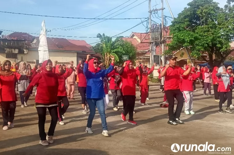 Ketua Ketua Yayasan Jantung Sehat (YJI) Kota Padang, Genny Putrinda, Camat Lubeg Andi Amir dan peserta saat senam jantung sehat di Kelurahan Banuaran, Jumat pagi (26/4/2024). (Dok : Istimewa)