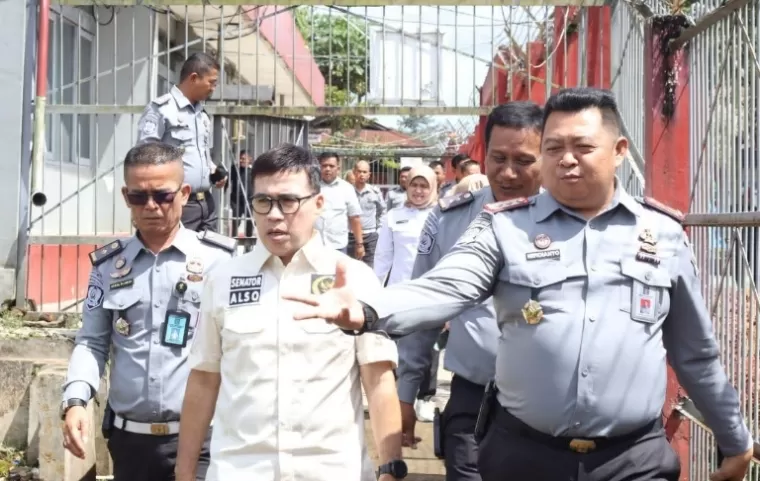 Anggota DPR RI, Alirman Sori saat melihat dari dekat kondisi blok hunian warga binaan di Lapas Kota Bukittinggi, Selasa (23/4/2024). (Dok : Istimewa)