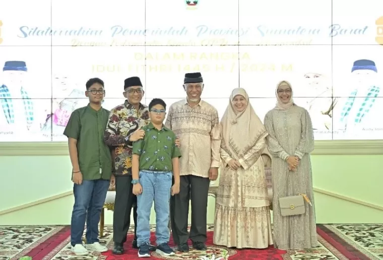 Gubernur Sumbar, Mahyeldi dan istri bersama Wali Kota Padang Hendri Septa dan keluarganya saat open house di gubernuran, Kamis, 11 April 2024. (Dok : Istimewa)