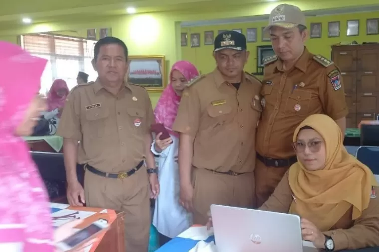 Camat Lubeg Andi Amir saksikan aktivasi IKD milik seorang warganya di di MIN 05 Pampangan, Senin (22/4/2024). (Dok : Istimewa)